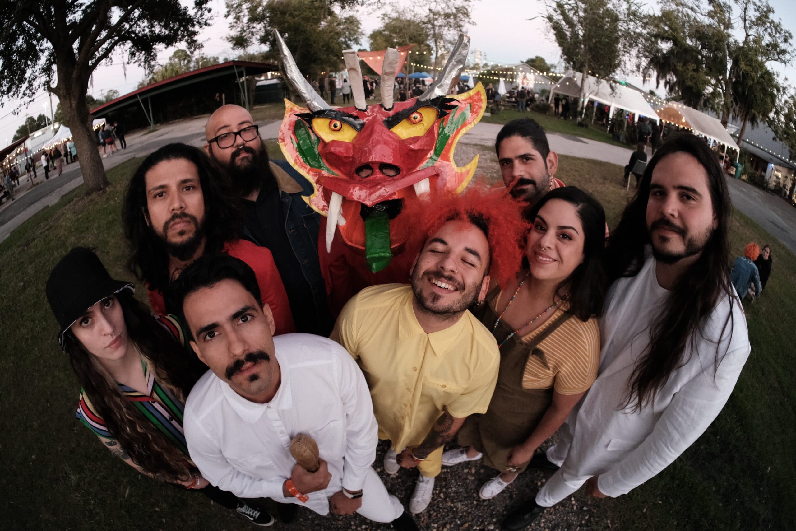 Zeta + La Orquesta Abajo Cadenas, punk + música latina en Todo Bailarlo