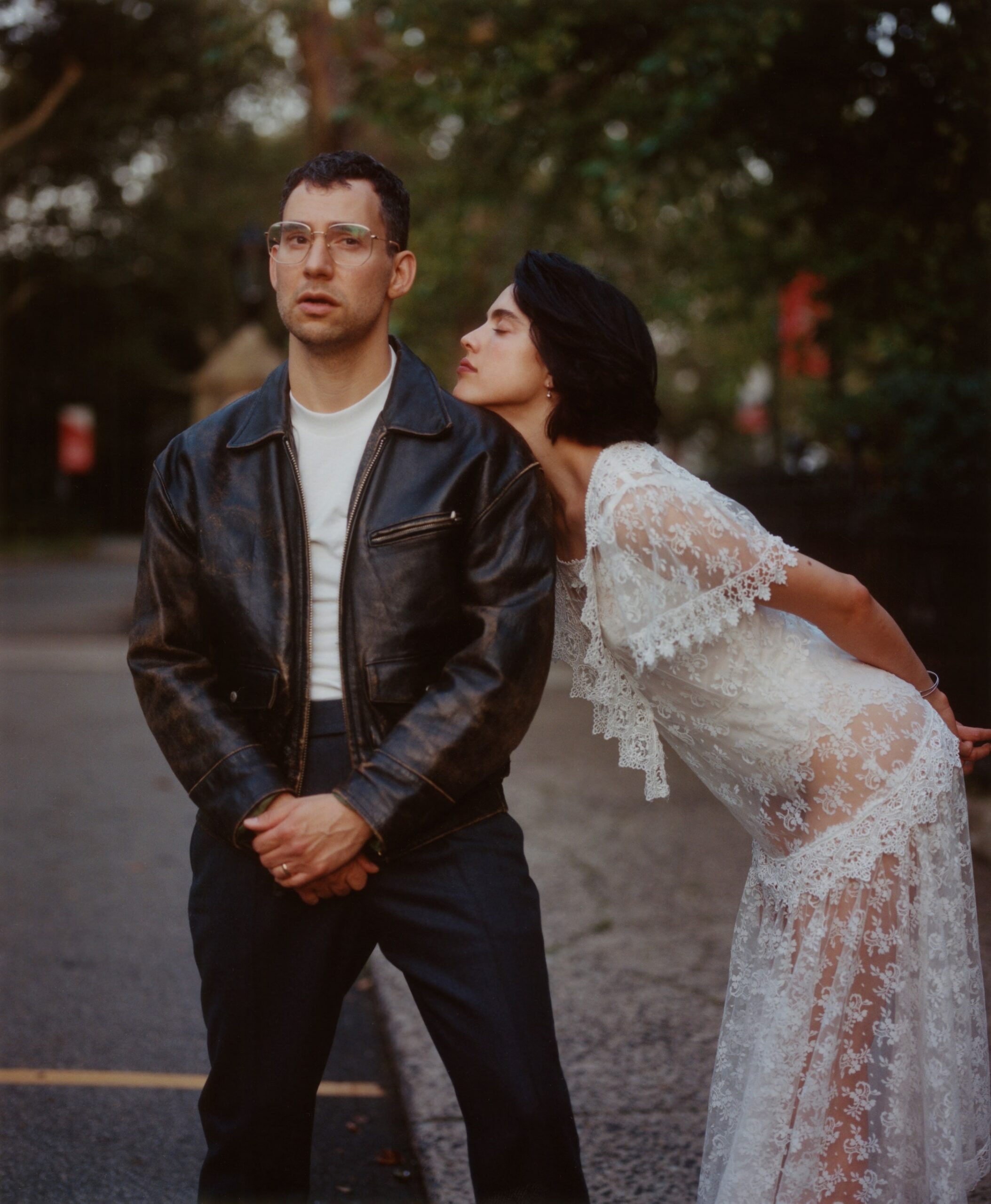 Margaret Qualley protagoniza 'Tiny Moves' de Bleachers Digger.mx